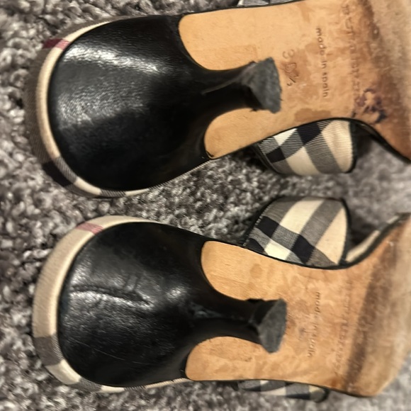 Used Burberry authentic kitten heel thong style - Picture 4 of 5